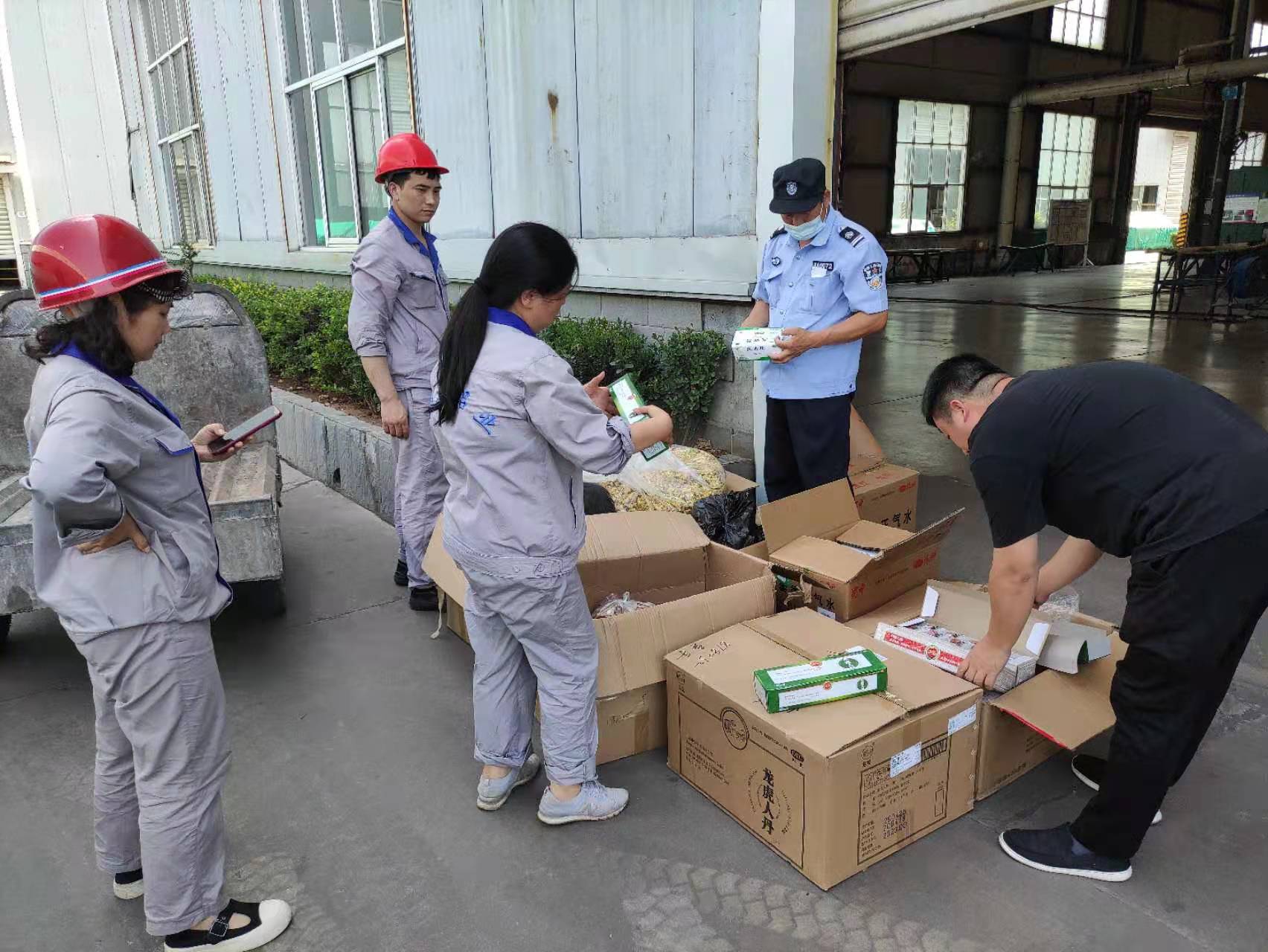 1657872874293627.jpg 發(fā)放防暑降溫用品1.jpg